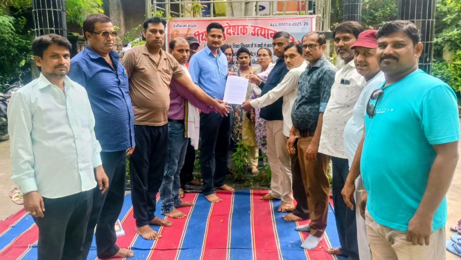 अनुदेशकों ने एरियर भुगतान एवं नियमितीकरण हेतु किया प्रथम अनशन