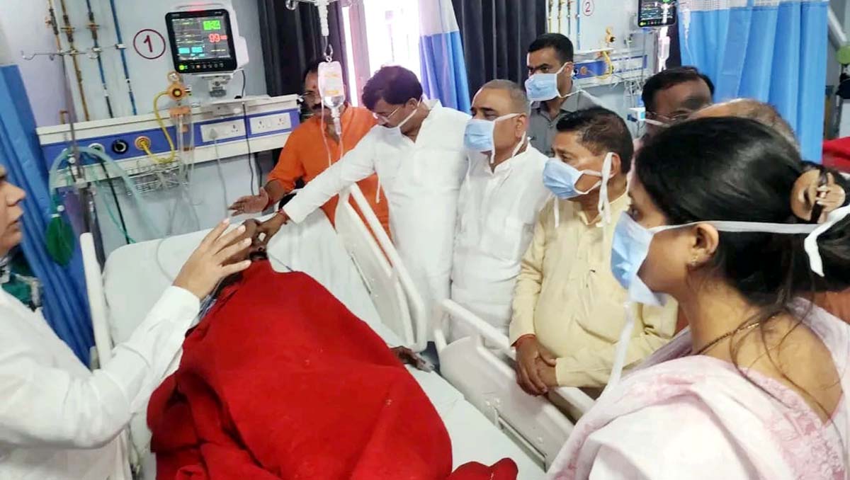 मलवां विस्फोट कांड: प्रभारी मंत्री ने परिजनों को सौंपी आर्थिक मदद