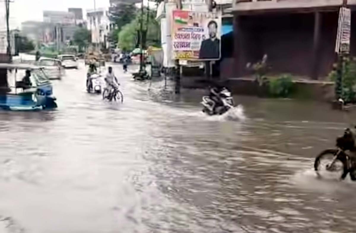 वीआईपी रोड से तांबेश्वर चौराहे तक जलभराव ने रोकी शहर की रफ्तार