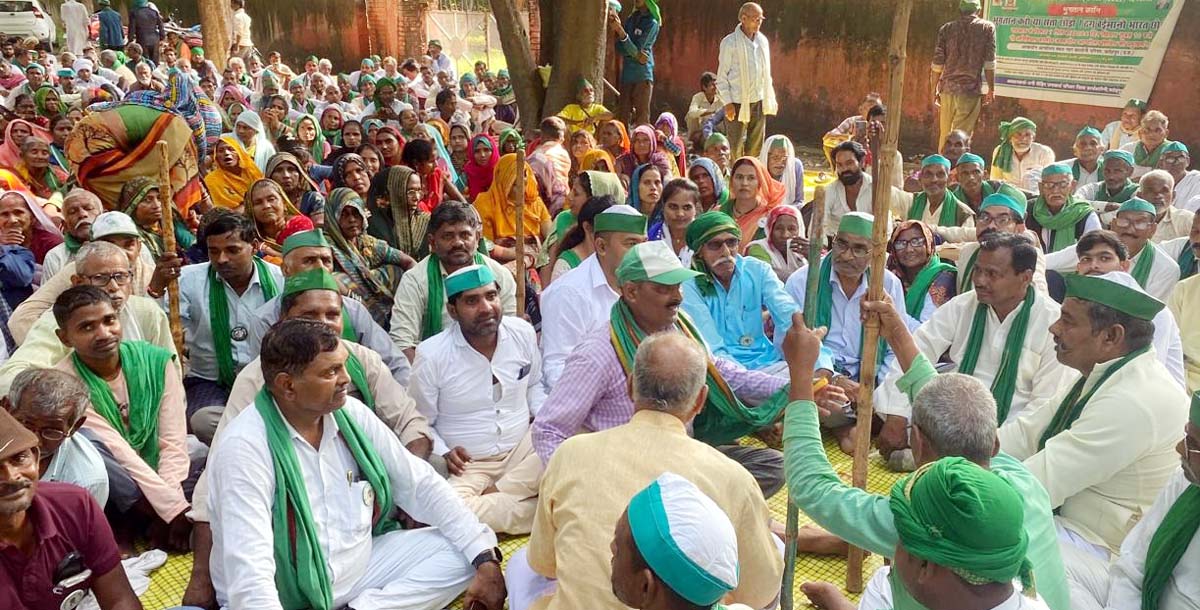 एसडीएम के समझाने पर भी नहीं माने किसान, रेलवे ट्रैक पर बैठने की दी चेतावनी