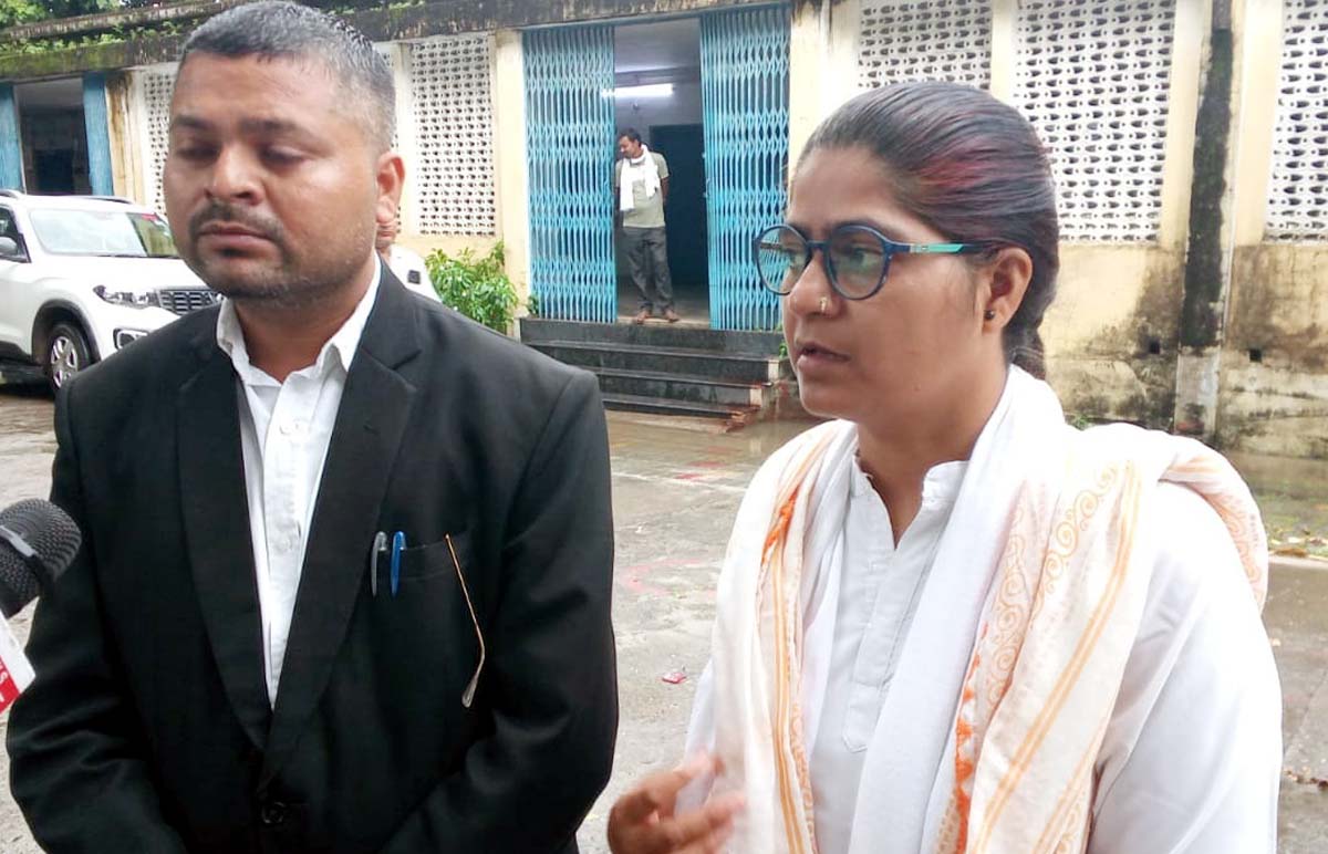 विरोध करने पर युवती को धमकाया, एफआईआर दर्ज किए जाने की मांग