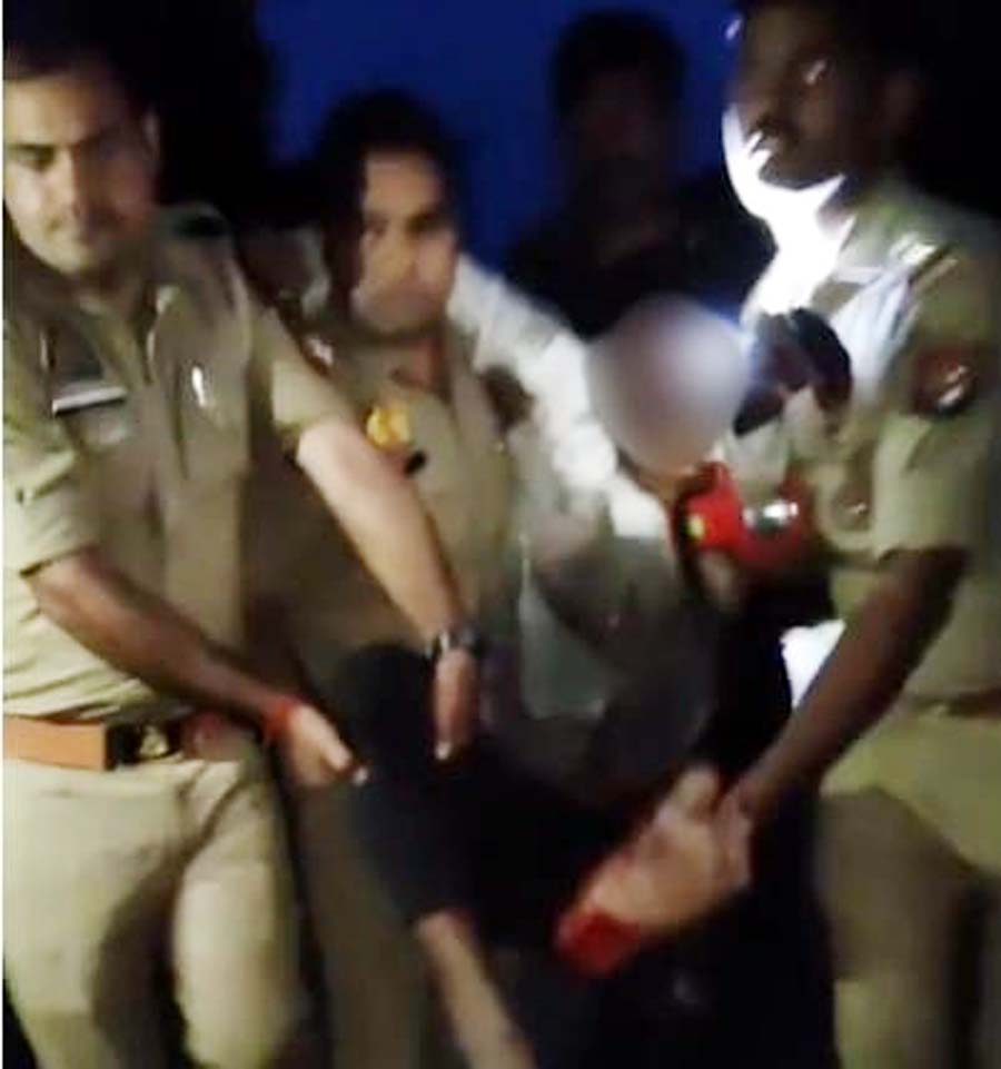 डेंडासई में मकान के भीतर गौकशी कर मांस बेचने के मामले में था वांछित