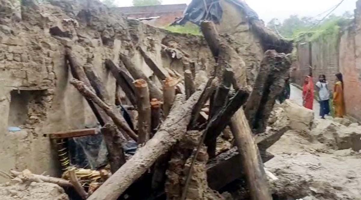 मलबे में दबे, एक की मौत, बड़ा भाई गंभीर पीछे से भरभराकर ढह गई छत