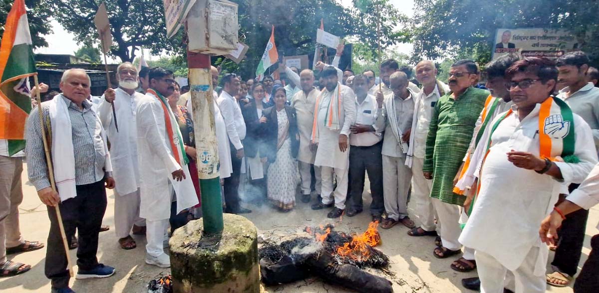 ज्ञानेश कुमार के खिलाफ कांग्रेसियों का विरोध मार्च, पुतला फूंका