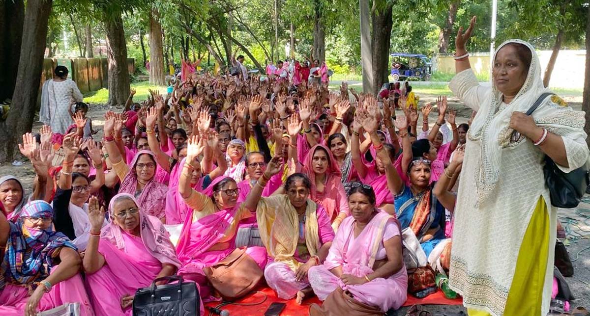 महिला आंगनबाड़ी कर्मचारी संघ ने धरना देकर सीएम के नाम सौंपा ज्ञापन