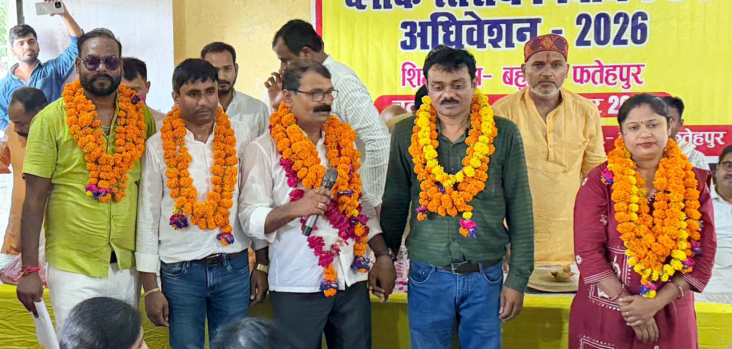 निर्वाचन के पश्चात साथियों ने फूल-माला पहनाकर किया स्वागत