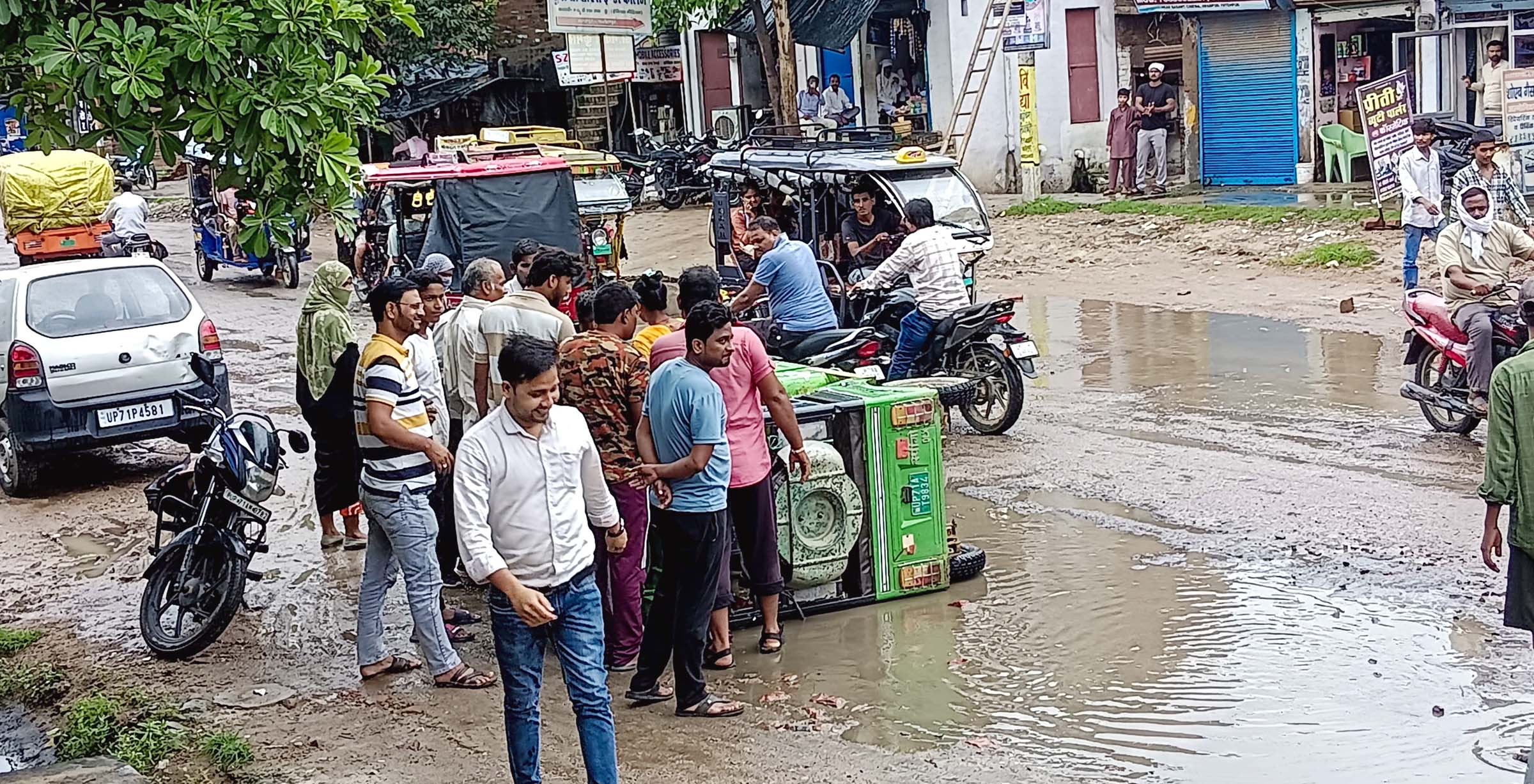 जिम्मेदार विभाग की अनदेखी से बढ़ी परेशानी, बांदा-सागर मार्ग की हालत सबसे खस्ता