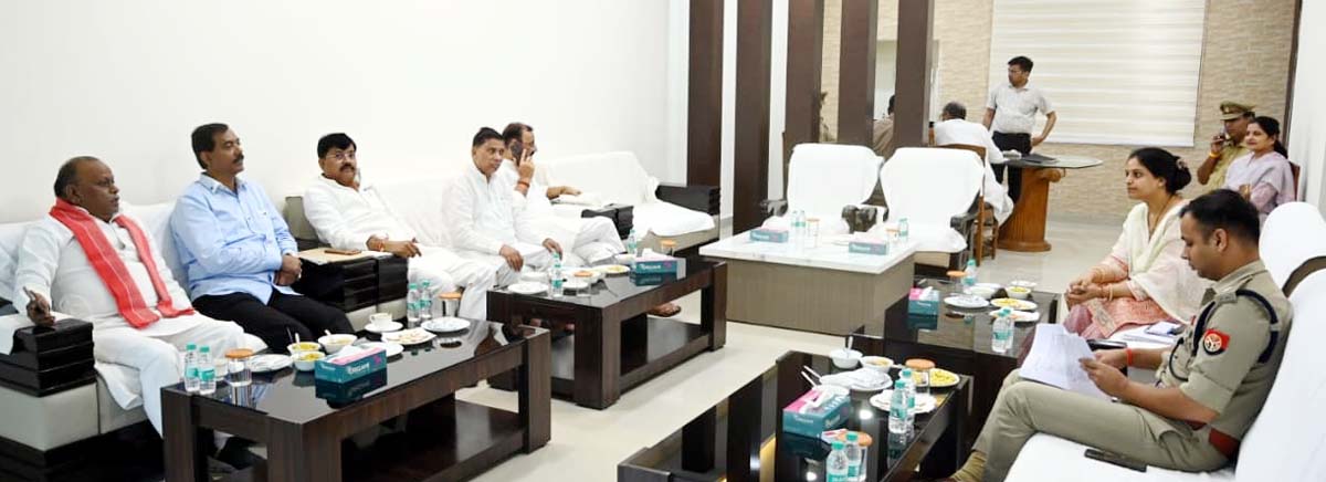 जनप्रतिनिधियों ने उठाईं समस्याएं, डीएम-एसपी ने अफसरों को कसा