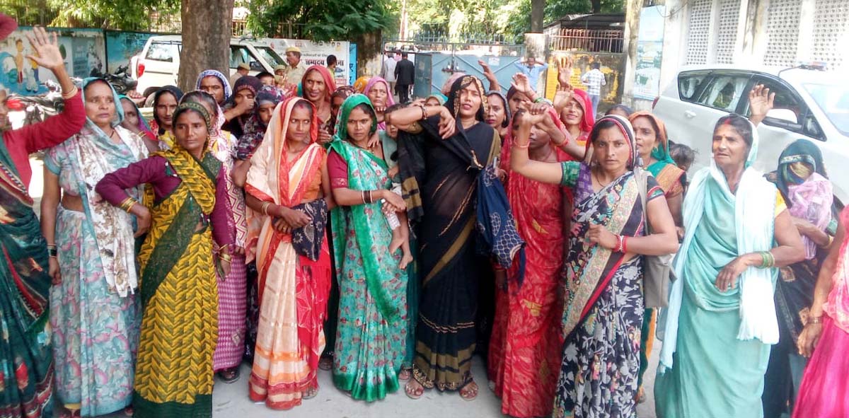 जर्जर मार्गों को बनवाए जाने की डीएम से उठाई मांग