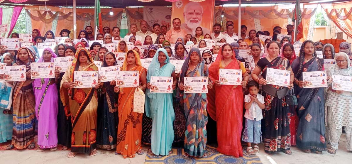 सेवा संकल्प अभियान में आवास लाभार्थियों को बांटे प्रमाण पत्र