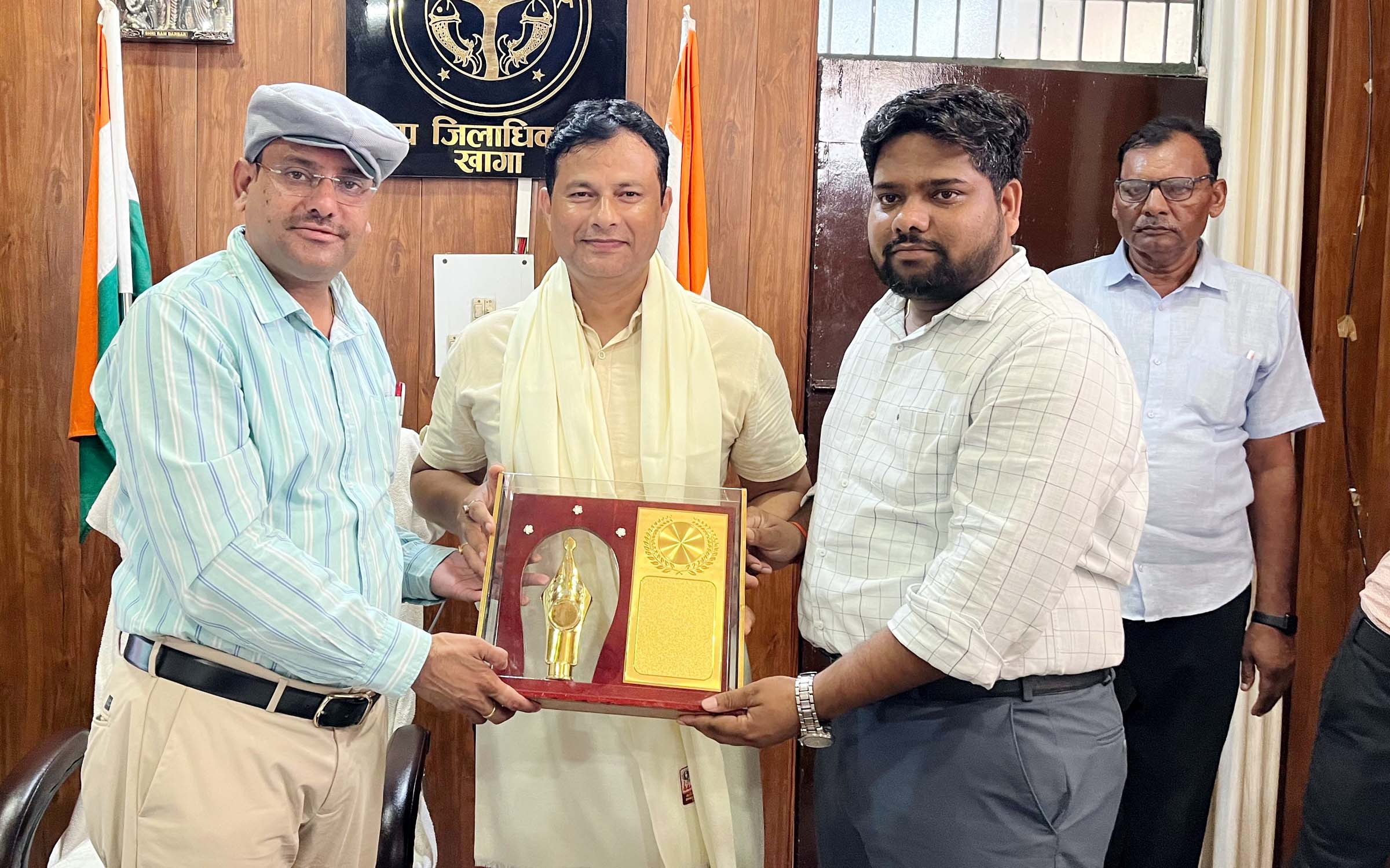 एसडीएम व तहसीलदार ने शिक्षक आनंद को किया सम्मानित