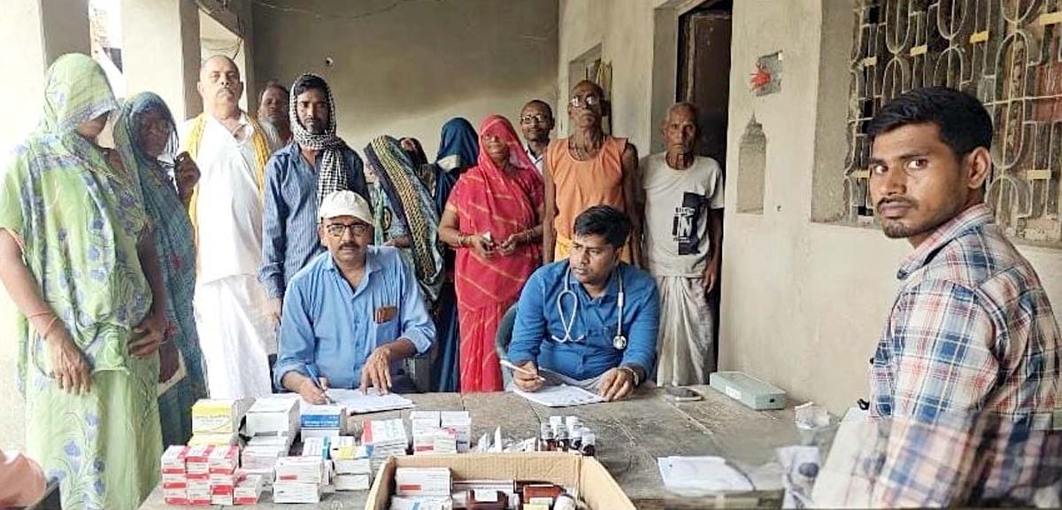 मौसम बदला तो बढ़ा वायरल का प्रकोप, गांव-गांव पहुंची स्वास्थ्य टीम