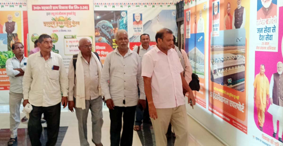 सीएम कृषक समृद्धि योजना के कार्यक्रम में पहुंचे किसानों ने प्रदर्शनी का किया अवलोकन