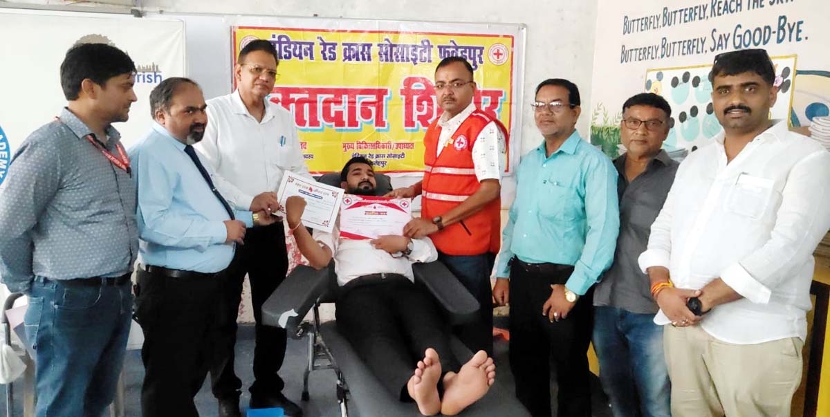 पंद्रह ने कराया पंजीकरण, रक्तदाताओं को प्रशस्ति पत्र देकर किया सम्मानित