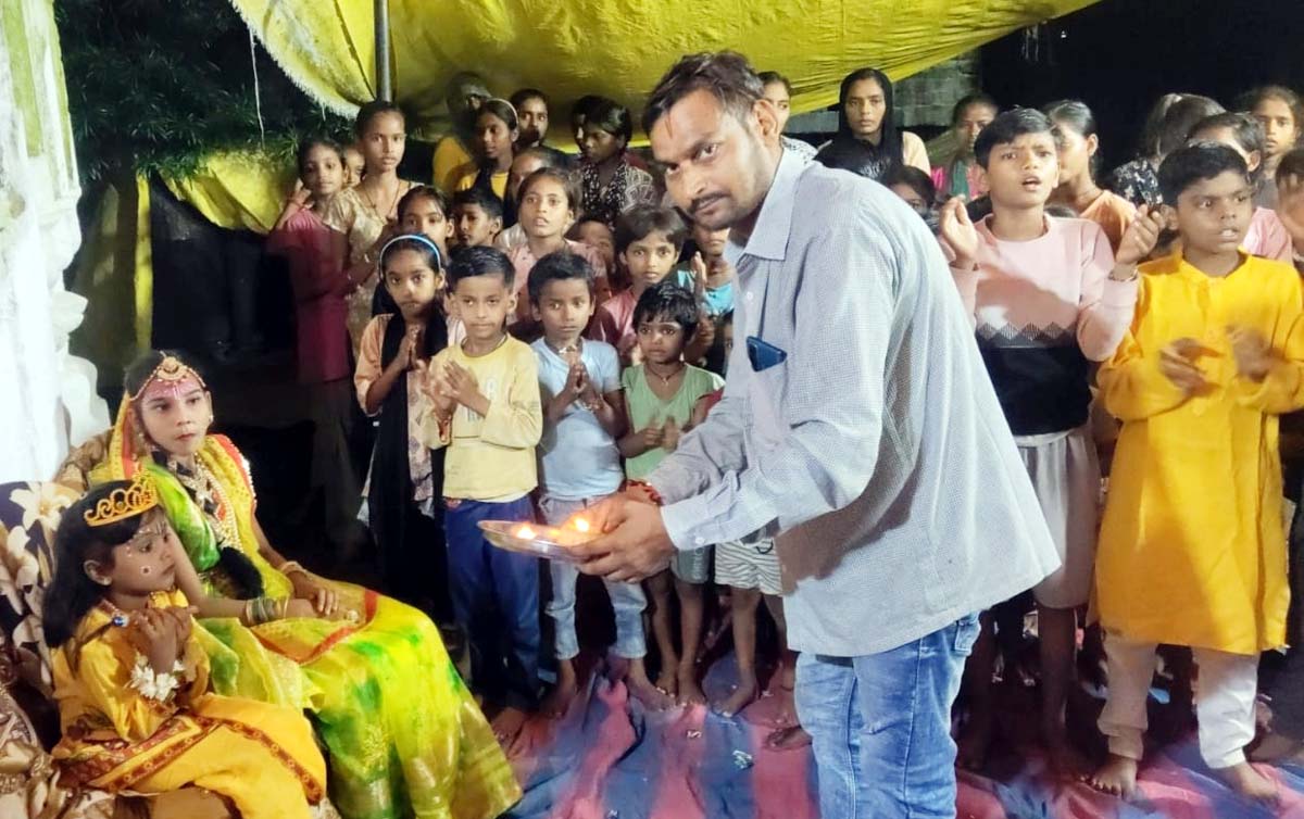 संवत गांव के बड़ा शिवाला मंदिर में देर रात तक गूंजे भजन, झांकियों ने बांधा समां
