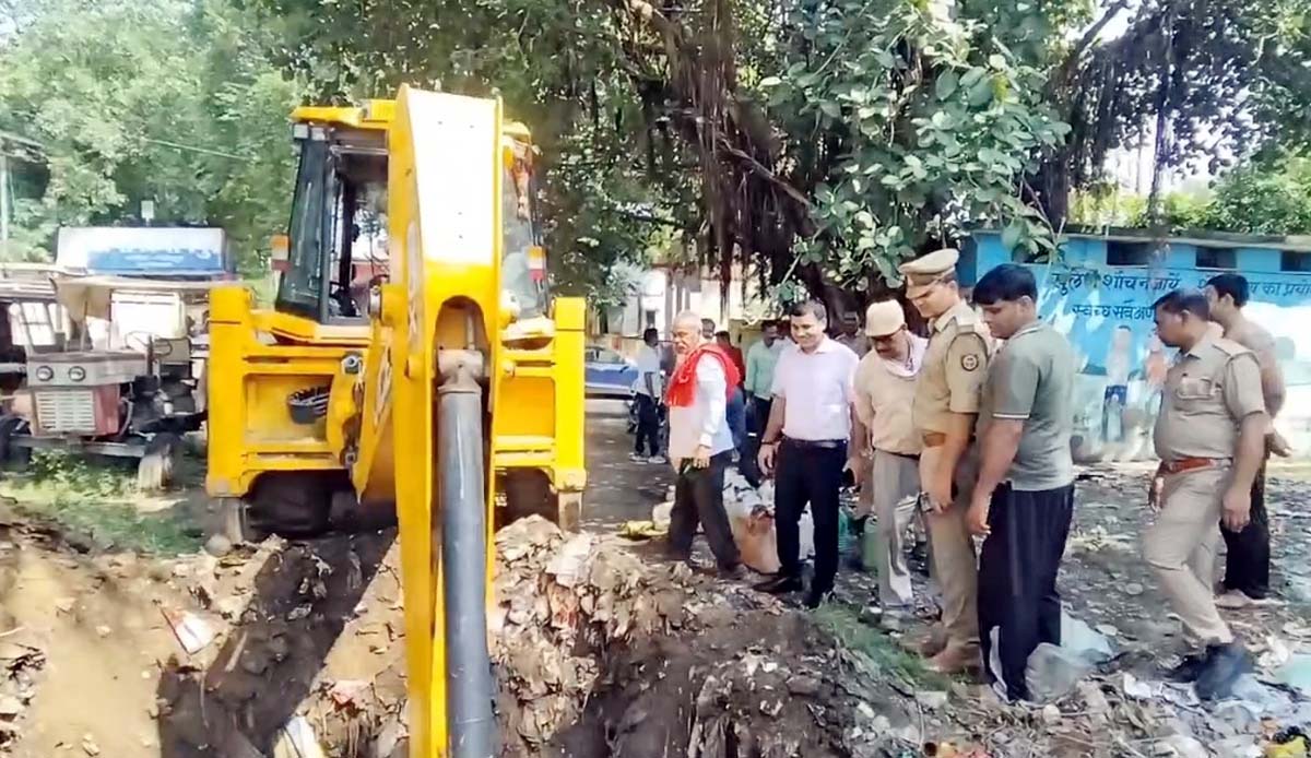 किशनपुर में अवैध शराब के जखीरे का सफाया, 768 लीटर पर बुलडोजर