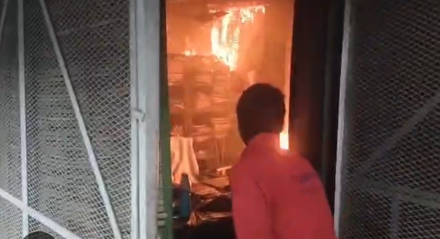 धुएं का गुबार उठते ही मची भगदड़, दमकल ने पहुंचकर संभाला मोर्चा