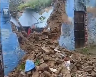 बारिश के बीच भरभराकर गिरा जर्जर मकान, मलबे में दबा गृहस्थी का सामान