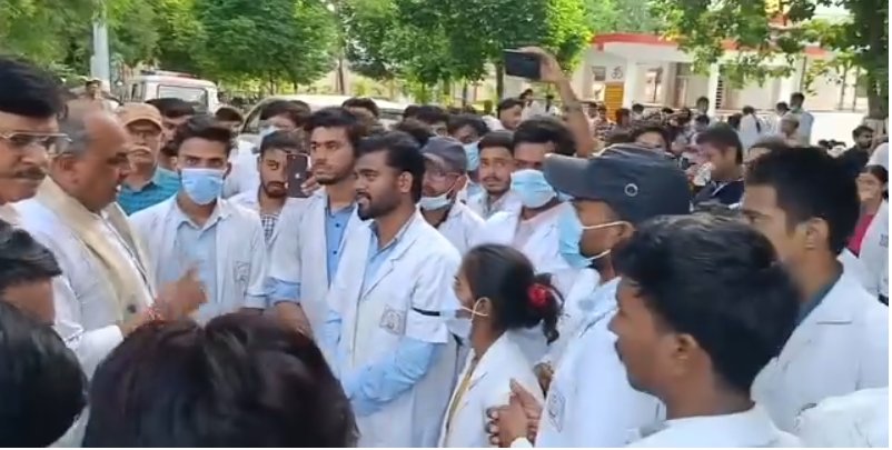 एमबीबीएस इंटर्न छात्रों पर मारपीट का आरोप, डीएम को ज्ञापन सौंपकर कार्रवाई की मांग