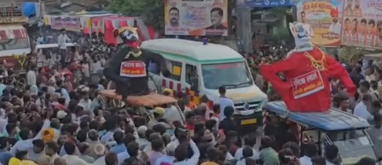 शोभायात्रा की भीड़ में फंसी एंबुलेंस, पुलिस ने खुलवाया रास्ता