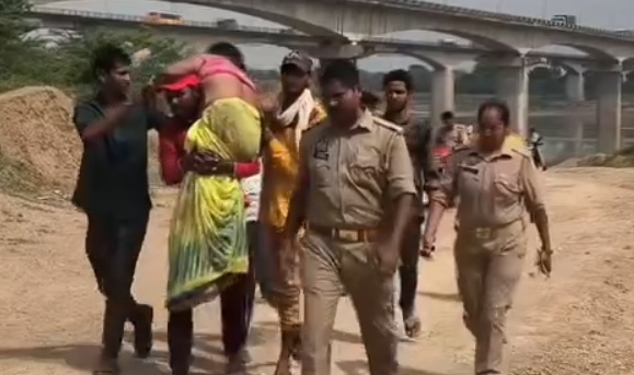 यमुना पुल से महिला ने लगाई छलांग, नाविकों ने नदी से निकालकर बचाई जान