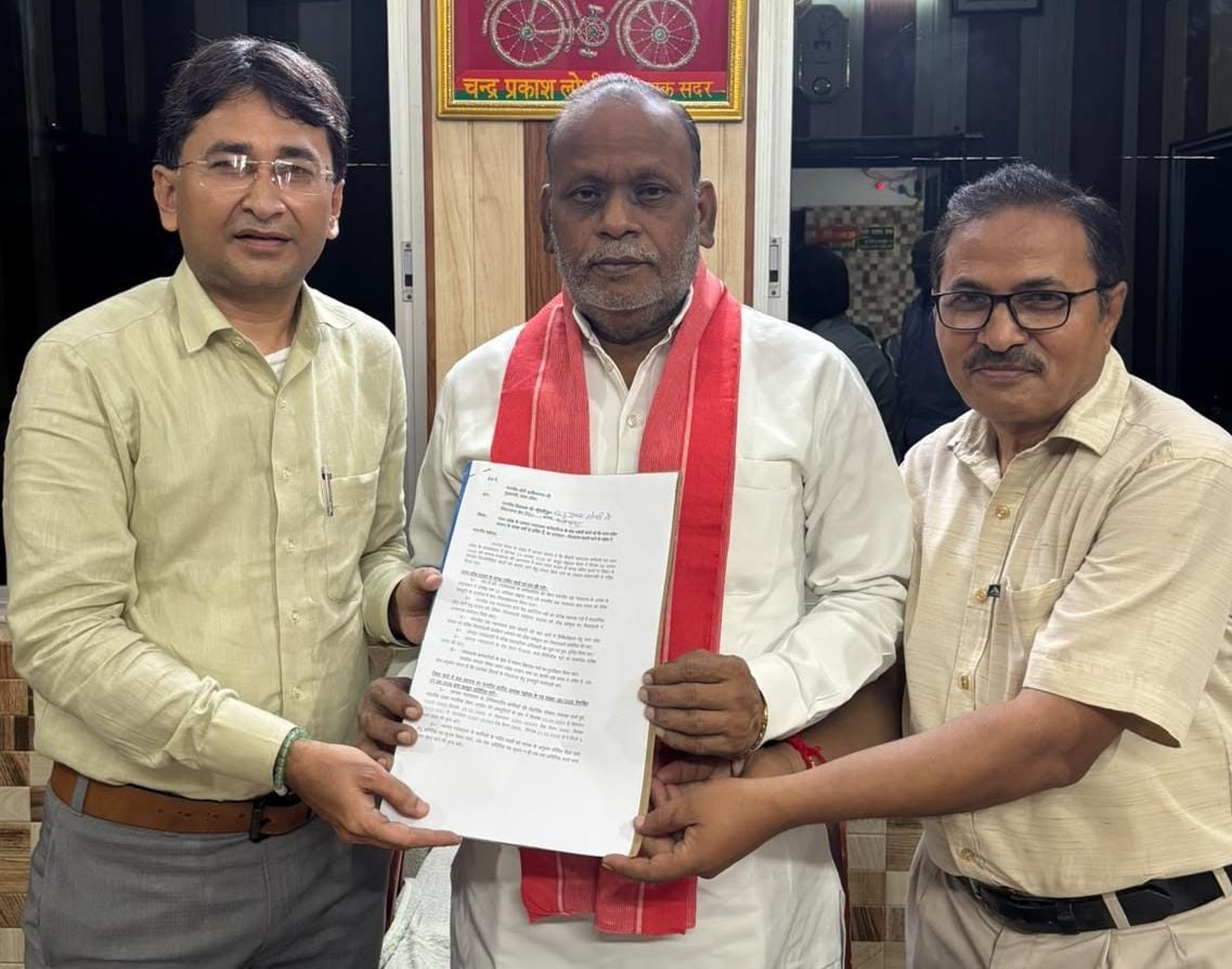 दीवानी न्यायालय कर्मचारी संघ उत्तर प्रदेश ने विधायक के माध्यम से मुख्यमंत्री को सौंपा ज्ञापन