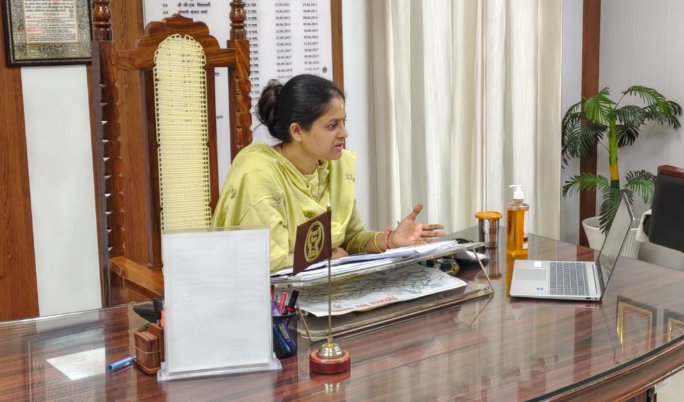 गंगा के किनारे ग्रामों में स्वच्छता का रखें ख्याल, बैठक में जिलाधिकारी ने दिए निर्देश
