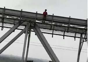 प्रेमिका को बुलाने और शादी की जिद में रेलवे पुल पर चढ़ा युवक