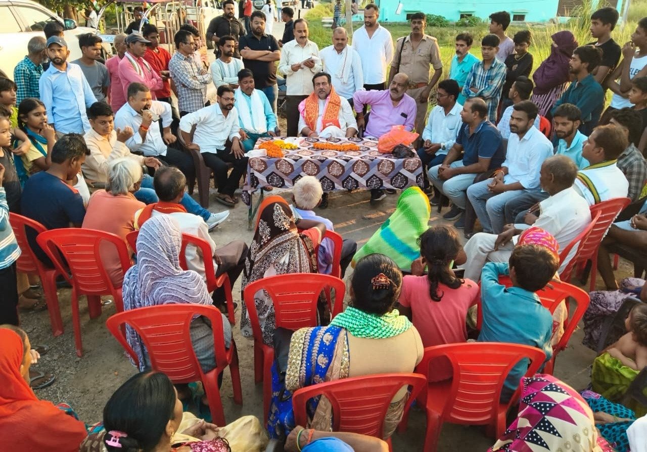 पूर्व विधायक ने कांशीराम कॉलोनी गडरियनपुरवा का भ्रमण व लोगो से जनसंवाद किया