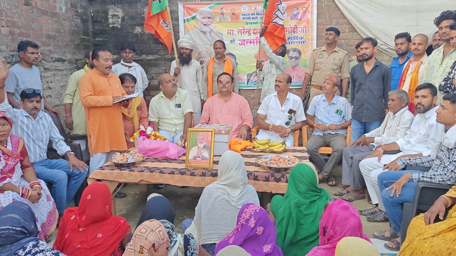 पूर्व विधायक ने सेवा संकल्प अभियान के तहत वृद्धाश्रम में सैकड़ो वृद्धजनों से भेंट की