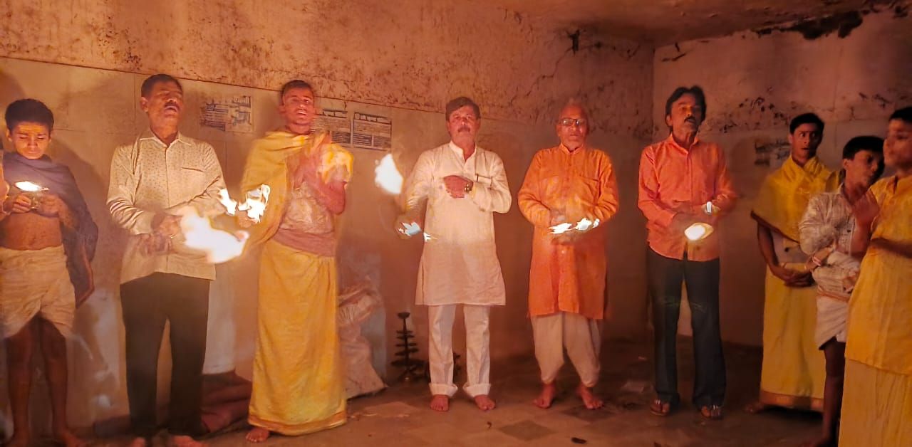 पूर्णिमा पर ओमघाट मे हुई गंगा आरती, भक्तों ने किया दीपदान