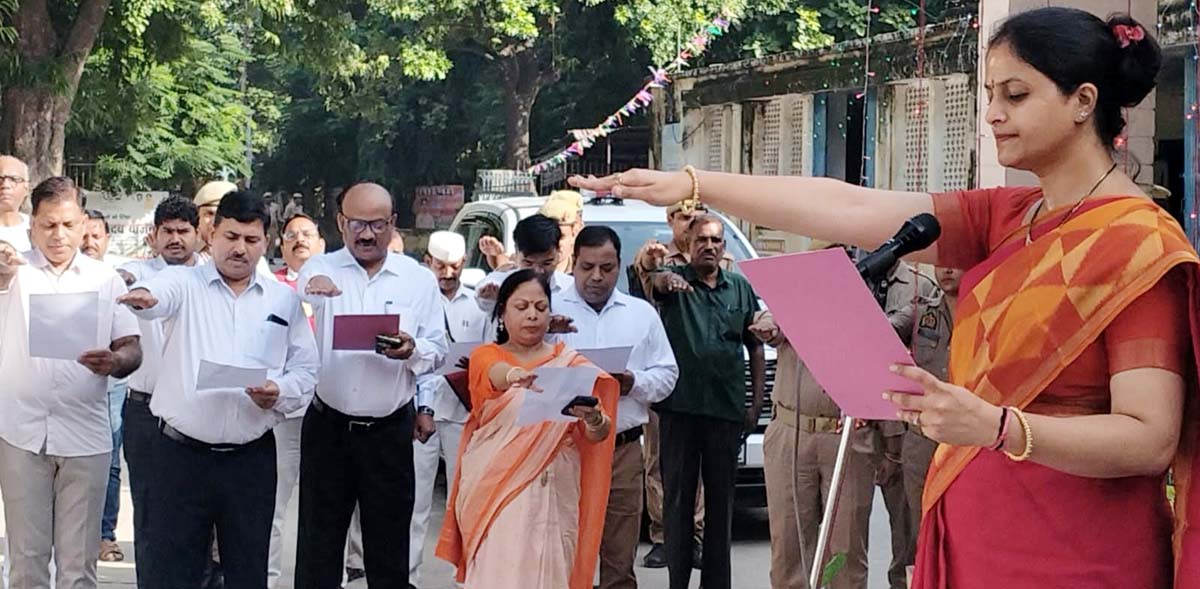 कलेक्ट्रेट में ध्वजारोहण के बाद महापुरुषों की प्रतिमाओं पर किया माल्यार्पण