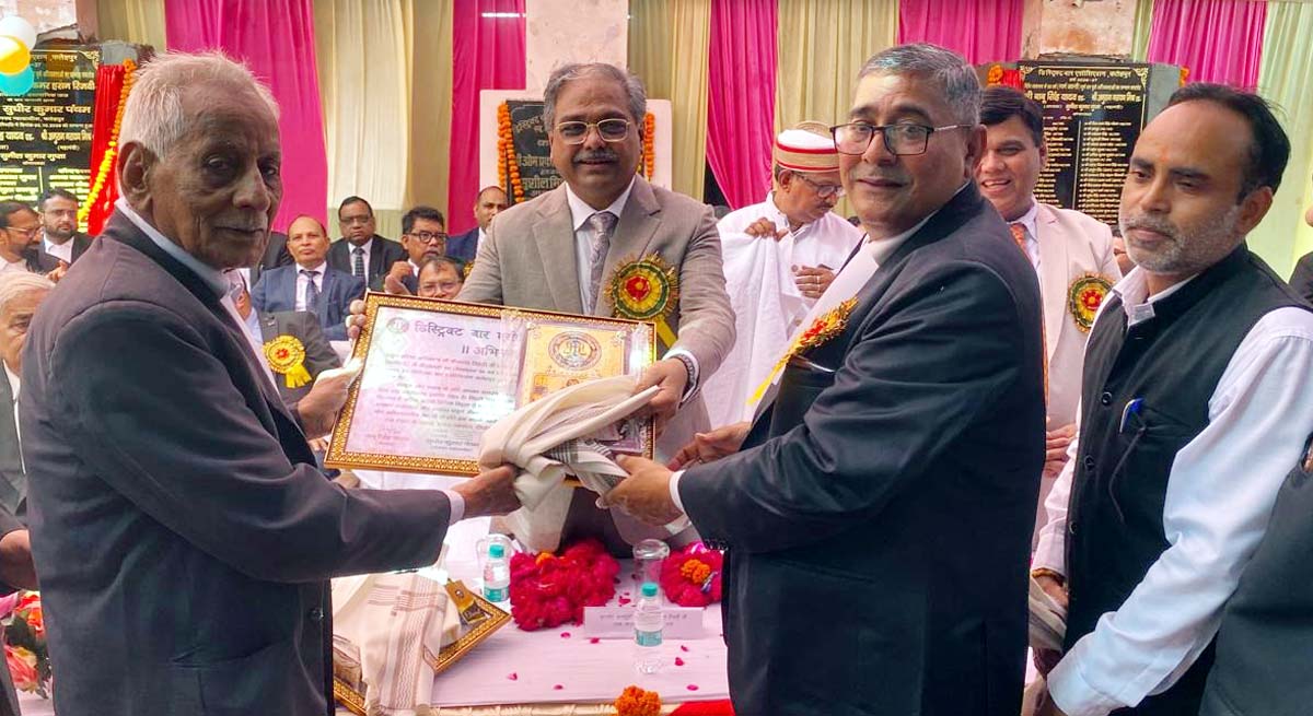 पचास वर्ष की वकालत पूरी करने वाले 54 वरिष्ठ अधिवक्ता सम्मानित