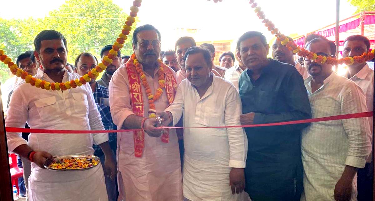 सोलर पैनल प्रतिष्ठान का पूर्व विधायक ने किया उद्घाटन