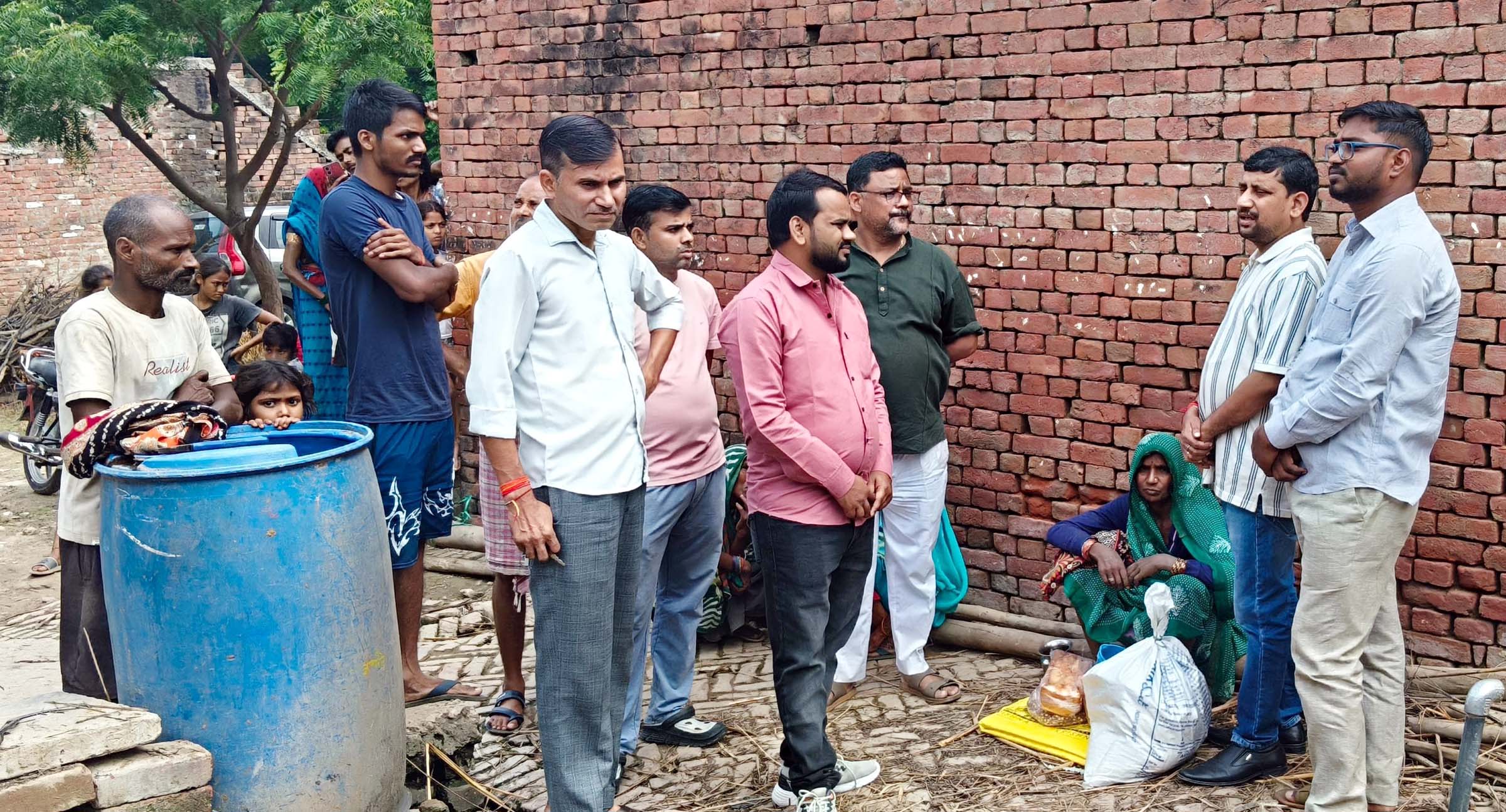 घरगिरि से पीड़ित परिवार से मिले समाजसेवी,सहायता प्रदान कर जाना हाल