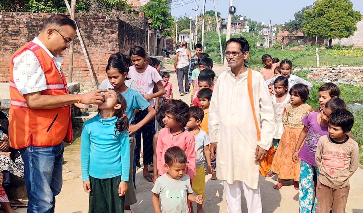 डेंगू के खिलाफ गढ़ीवा में चला जागरूकता महाभियान,बच्चों को बांटी औषधि