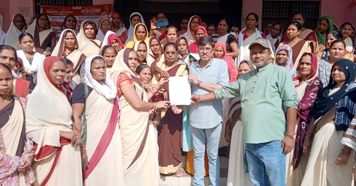 हसवा सीएचसी चिकित्सा अधीक्षक को आशाओं ने सौंपा ज्ञापन