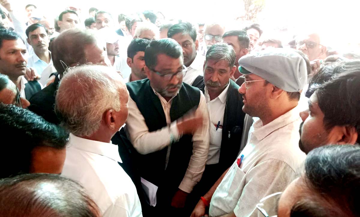 तहसील में अधिवक्ताओं ने एसडीएम न्यायिक के खिलाफ की नारेबाजी