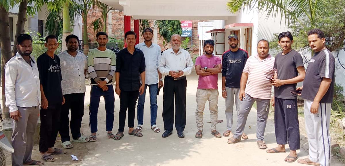 सड़क किनारे बने वाहन स्टैंड स्थानांतरित कराने की मांग, सौंपा ज्ञापन