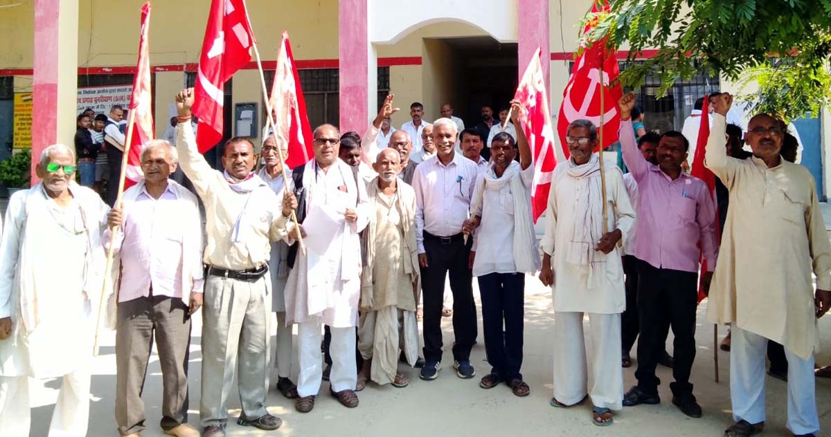 चुनाव आयुक्त को हटाए जाने की उठाई मांग,गरजे कामरेड