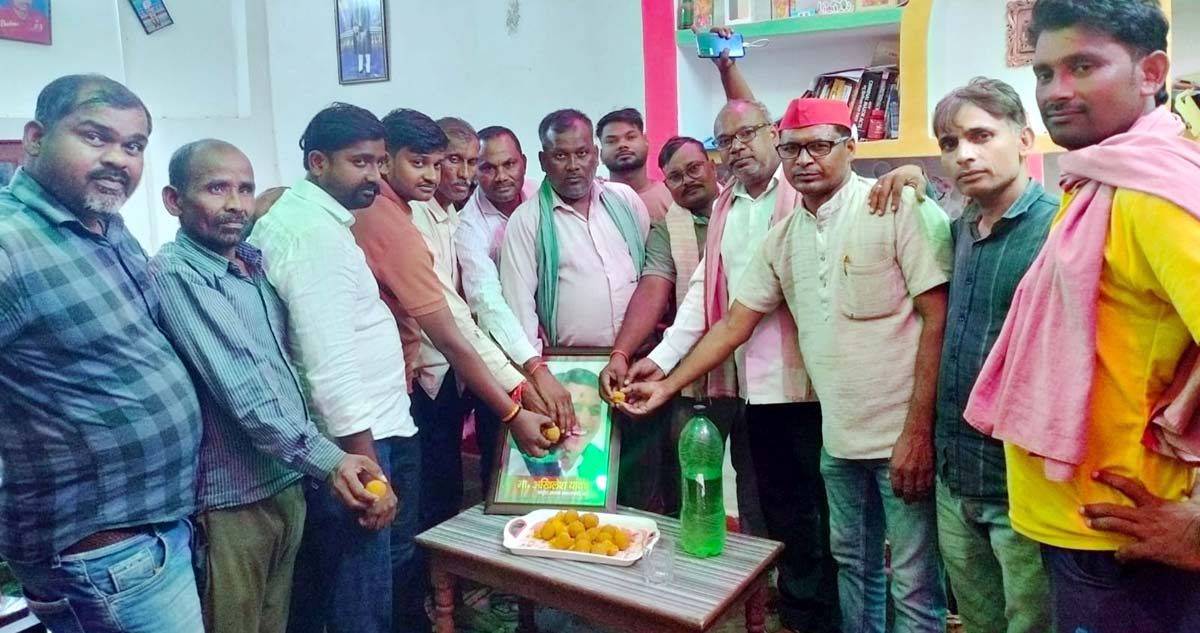 डॉ. मान सिंह यादव की जीत पर मिष्ठान वितरण,मतदाताओं का जताया आभार