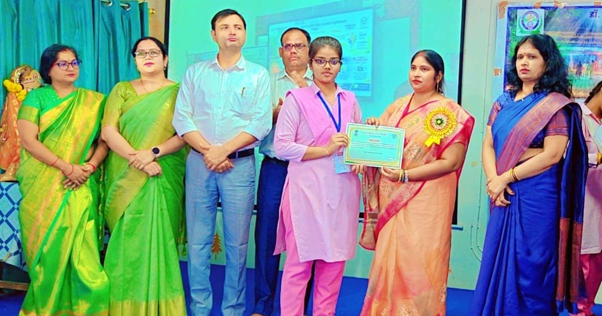 प्रतियोगिता के विजेता छात्रों को प्रमाण पत्र देकर किया सम्मानित