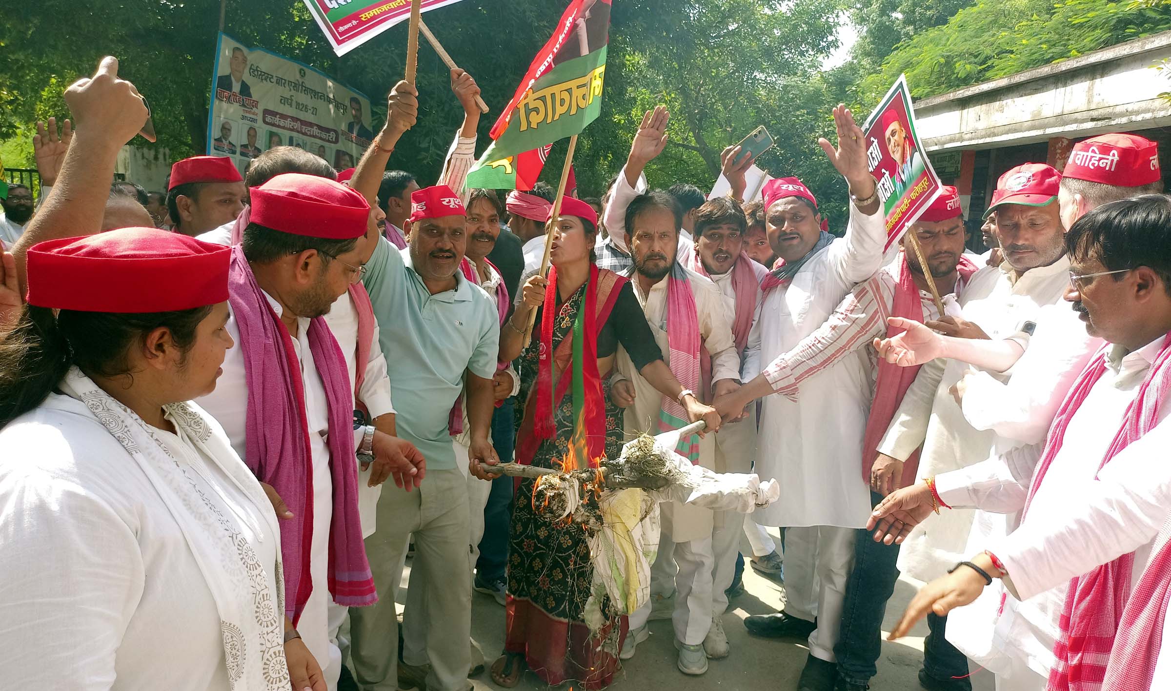 सपाईयों ने नारेबाजी के बीच फूंका ज्ञानेश कुमार का पुतला