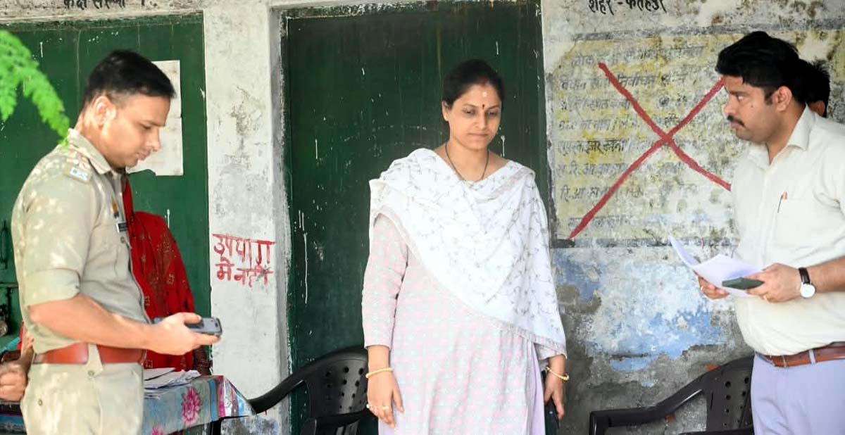 बूथ डे पर डीएम-एसपी ने किया मतदान केंद्रों का निरीक्षण