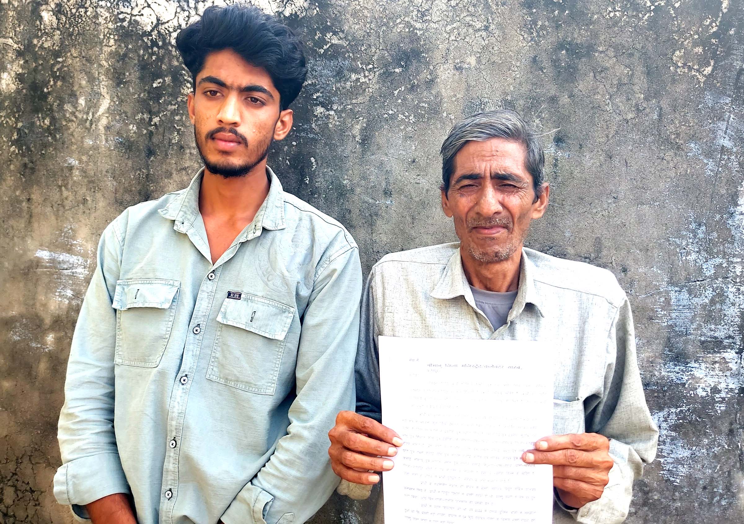 मकान निर्माण में बाधा बन रही विद्युत बल्ली, भटक रहा बुजुर्ग