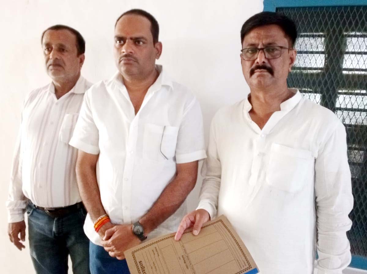 प्रपत्रों की जांच कराकर ट्रक को अवमुक्त कराने की मांग