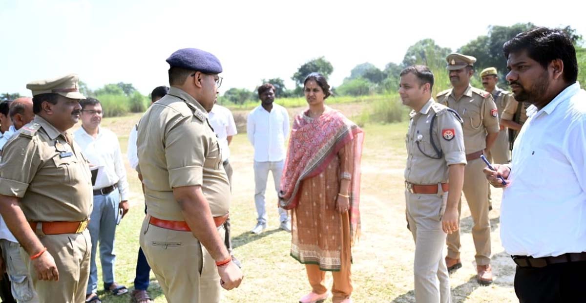 नौबस्ता घाट पहुंचे डीएम-एसपी, परखी सुरक्षा, दिए निर्देश