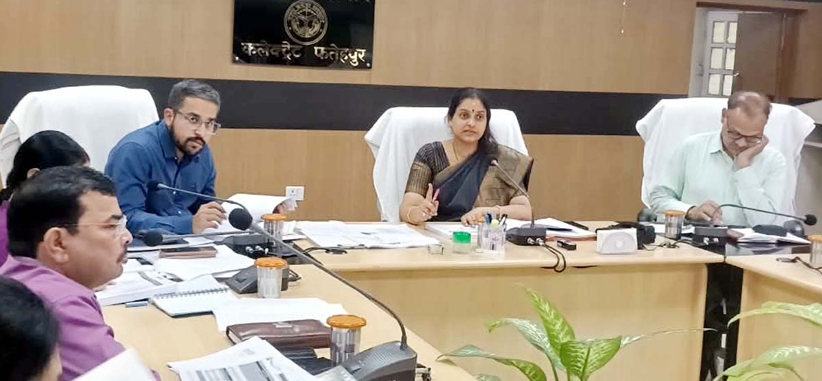 विकास कार्यों व सीएम डैशबोर्ड की समीक्षा बैठक में डीएम सख्त