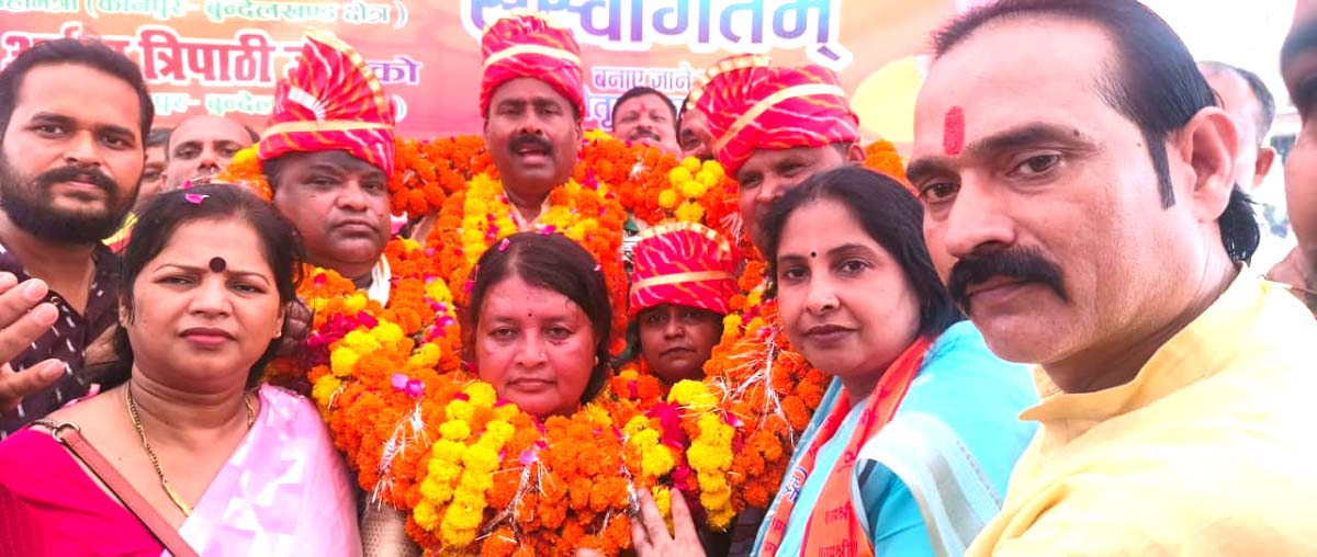 जुलूस की शक्ल में पहुंचे जिला कार्यालय, उमड़ा भाजपाईयों का हुजूम
