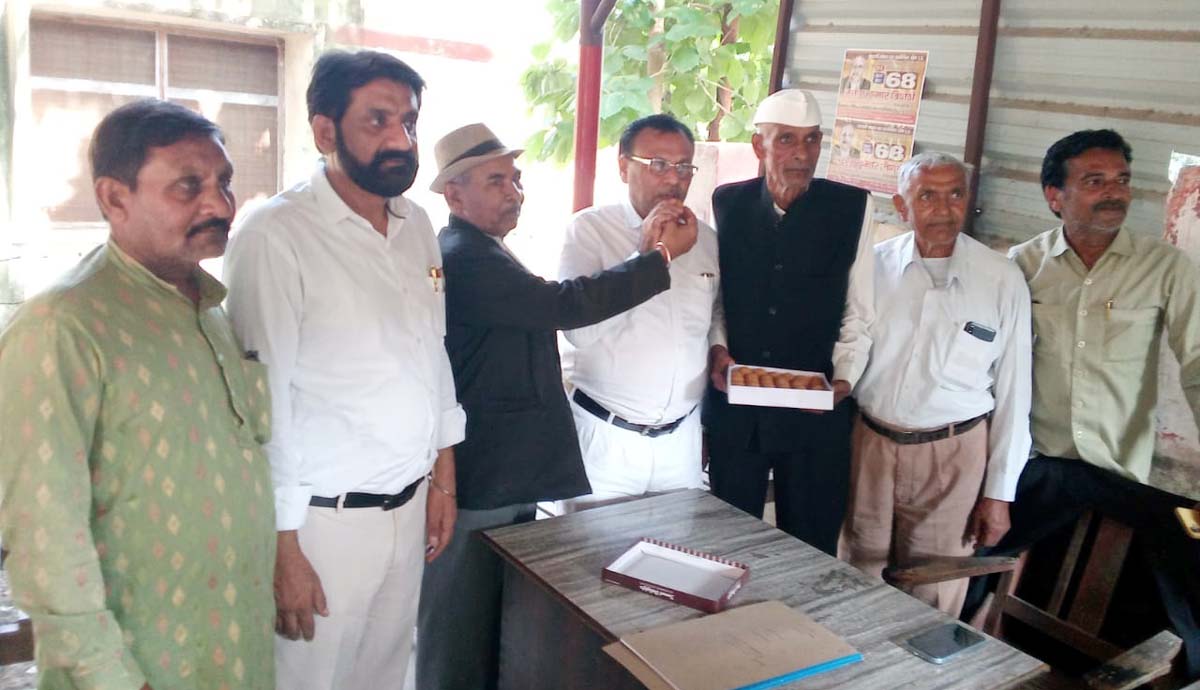 दीवानी परिसर में मिष्ठान खिलाकर जताई खुशी,अध्यक्ष बने जगनायक सचान